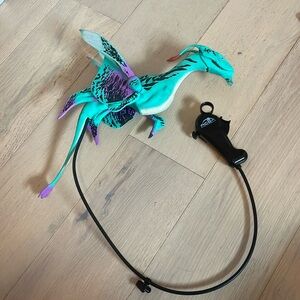 Comes with puppet stand, bag, and metal shoulder attachment plate.